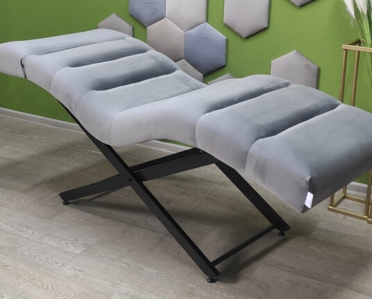 Couch with longitudinal gussets
